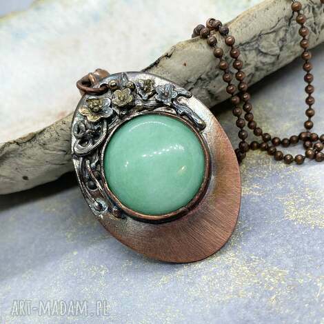 Handmade wisiorek z jadeitem otoczonym kwiatami - miedziany blask