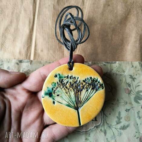 Wisior słoneczny z koprem - ceramiczny wisiorek handmade z gliny szamotowej