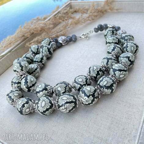 Czarno-biały naszyjnik z FIMO w kwiatowym motywie (52 cm) - Herbarium Jewelry