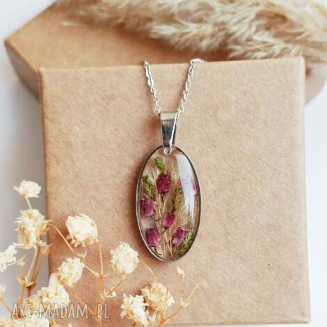 Wisiorek z żywicy z wrzosami i trawą - boho biżuteria handmade ze stali chirurgicznej