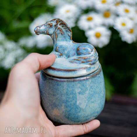 Cukiernica ceramiczna z figurką konia - jasny niebieski 280 ml, rękodzieło na prezent
