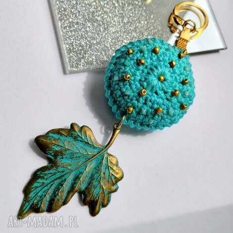 turkusowa zawieszka szydełkowa z liściem, brelok szydełkowy, koło
