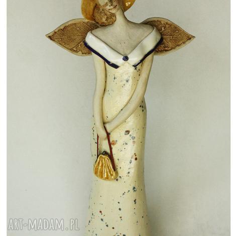 Anioł stojący z ceramiki handmade - w kapeluszu z torebeczką, ok. 35 cm