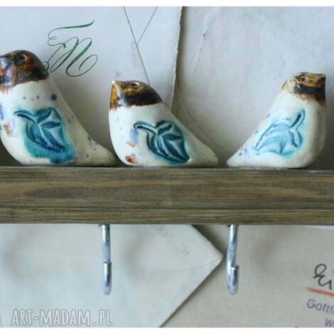 Ręcznie robiony wieszak ścienny z kolorowymi ptaszkami - ceramiczny vintage z 4 haczykami
