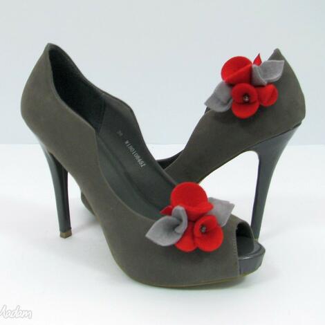 klipsy do butów - filcowe bratki czerwień z szarością, przypinki, kwiatki