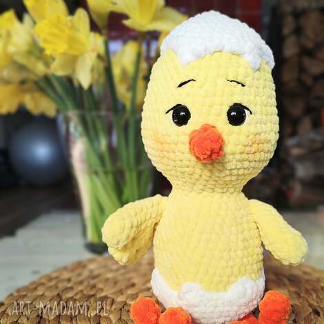 Pluszowy wielkanocny kurczaczek szydełkowy - ręcznie robiona maskotka