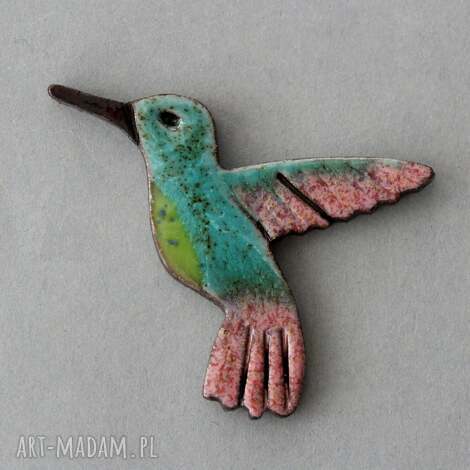 koliber - broszka ceramiczna, skandynawski, minimalizm design, kobieta, jeansy