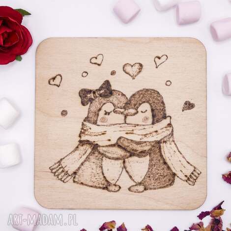 drewniana ręcznie wypalana podkładka pod kubek pingwiny2 - walentynki, prezent
