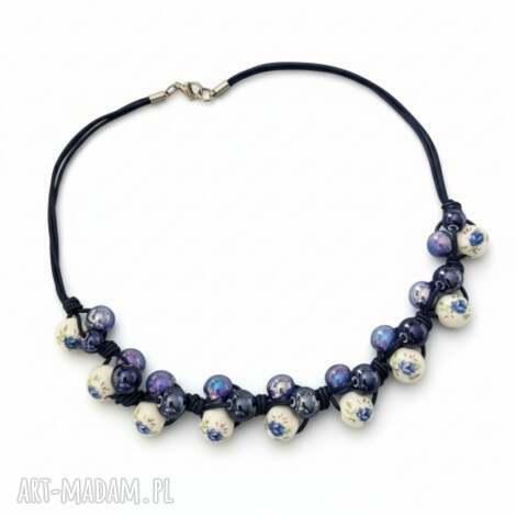 Naszyjnik Feboo Navy Bloom z ceramiką na rzemieniach - biało-niebieskie kwiaty