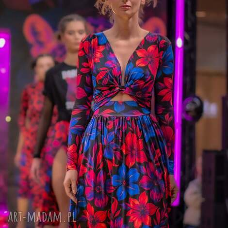 Oceana Flower Power - wielofunkcyjna sukienka w kwiaty Milita Nikonorov z kopertowym wiązaniem i kieszeniami