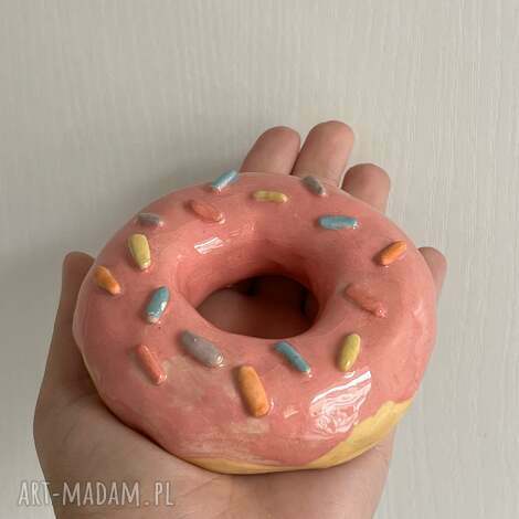 Donut szkliwiony z gliny - różowy pączek ceramiczna dekoracja handmade