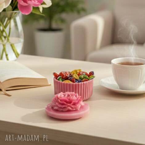 dekoracyjna szkatułka z żywicy epoksydowej kwiatowym motywem, prezent