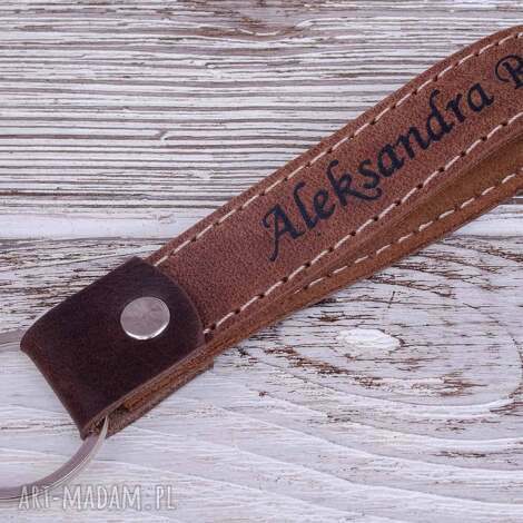 Skórzany brelok na klucze jasny brąz - personalizowany z grawerem