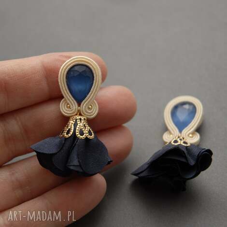 Klipsy sutasz z kwiatkiem - ecru sznurek, haft ok. 4,5 cm, wieczorowe eleganckie handmade