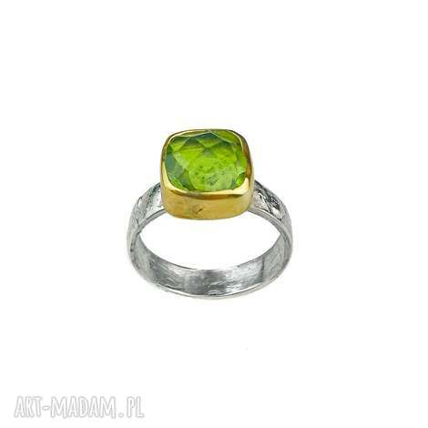 Pierścionek z peridotem w srebrze 925 - szeroka obrączka pozłacana 24k (8x8 mm)