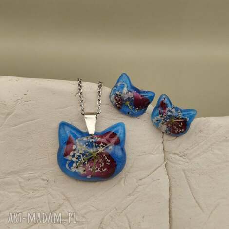 Komplet biżuterii Koci Amulet - niebieska żywica z suszonymi kwiatami, naszyjnik i kolczyki