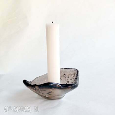 szklany świecznik w kolorze przydymionego brązu, dekoracja minimalistyczna