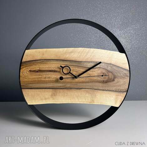 drewniany zegar ścienny w stalowej obręczy średnica 35 cm deska orzech