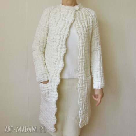 Prosty elegancki sweter handmade ecru z niską stójką - płaszczyk na drutach