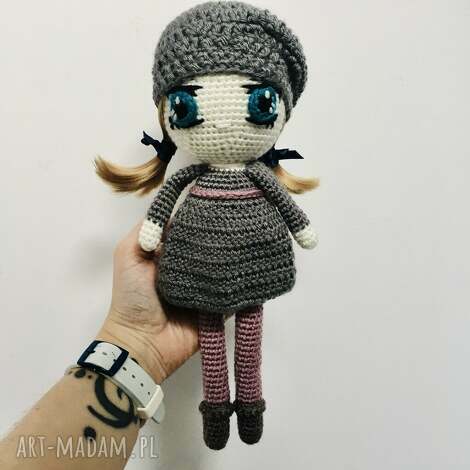 lalka dekoracyjna kolekcjonerska szydełkowe oczy w berecie