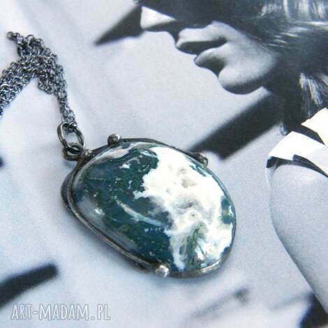 wisiorek z łańcuszkiem agat mszysty bryłka, amulet naszyjnik długi, pomysł