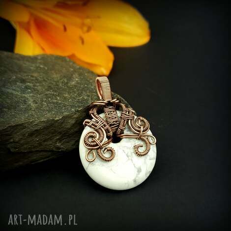 Wisiorek z howlitem - wire wrapping z oksydowanej miedzi (handmade)