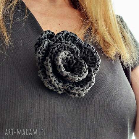 Broszka z grafitowej rafii - stylowa kobieta handmade