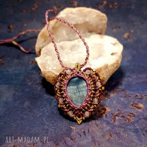 Anielskie Serce z masy perłowej i agatu w makramie - wisiorek ręcznie robiony (regulacja)
