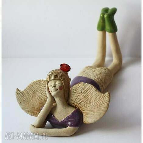 Anioł leżący z kwiatkiem we włosach - ceramika handmade 22 cm
