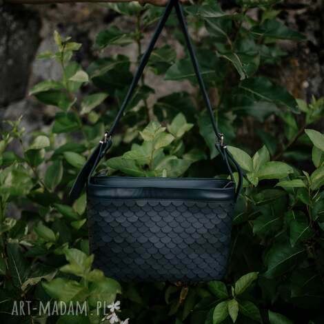 torebka łuska duża granat skóra ramię