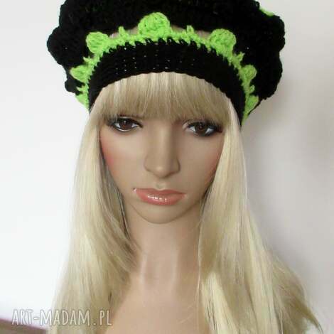 ażurowy beret na wiosnę - czerń i zieleń, modny, ozdobny ciepły, paski