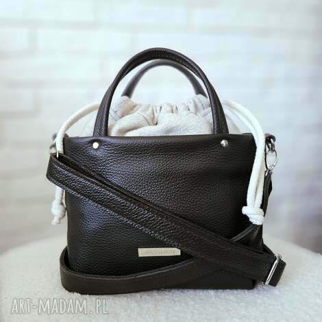 torebka typu bucket wykonana ze skory naturalnej w kolorze gorzkiej czekolady