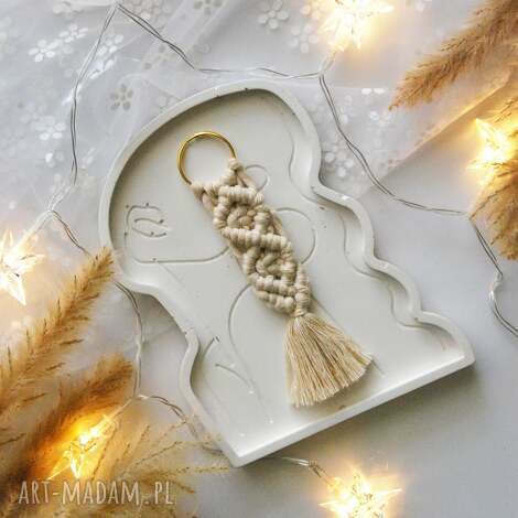 prosty makramowy breloczek - ecru brelok ze sznurka, pomysł