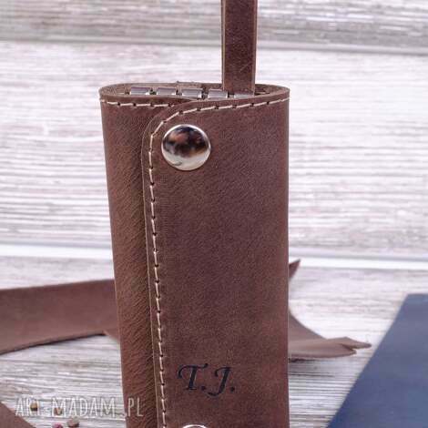 Skórzane etui na klucze z grawerem - brązowe, 5x11 cm
