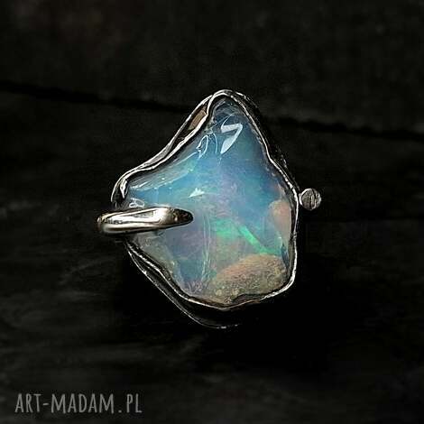 wolfmoon i srebrny pierścionek z opalem metaloplastyka srebro, baśniowa