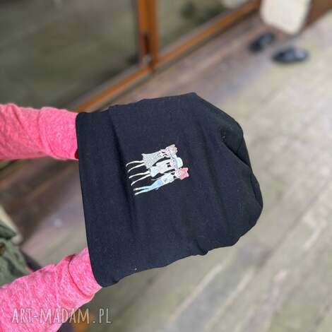 czapka czarna codzienna z naprasowanką trzy dziewczynki na podszewce, na codzienne