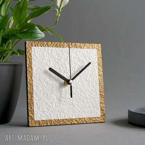 minimalistyczny zegar z metalicznym akcentem unikalny cegar handmade prezent