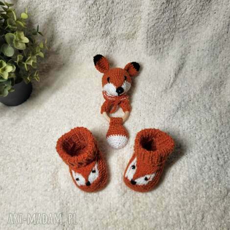 Szydełkowa grzechotka Lis + skarpetki w boxie prezentowym dla niemowląt - handmade