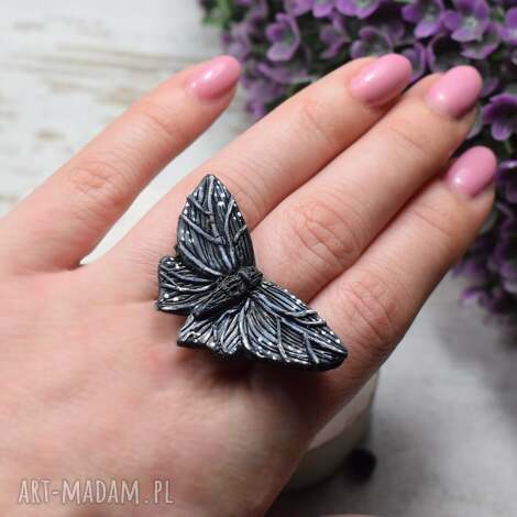 duży pierścionek czarny motyl - regulowany