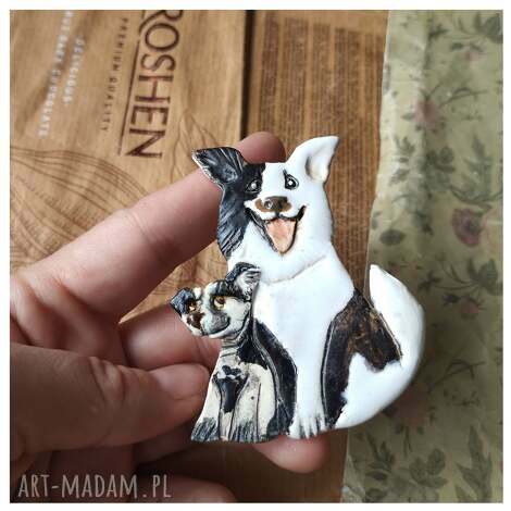Ceramiczna broszka handmade "Zgrany psi duet" - pieski na sweter, żakiet i płaszcz