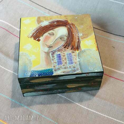 Drewniana szkatułka "W tym domu bądź szczęśliwy każdego dnia" - anioł stróż, decoupage 16x16 cm