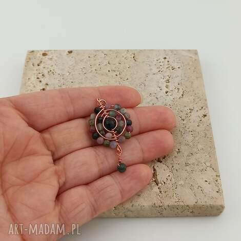 Ręcznie robiony wisiorek z miedzi: turmalin kolorowy i onyks - wire wrapping