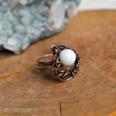 w bieli - duży pierścionek z agatem białym niej