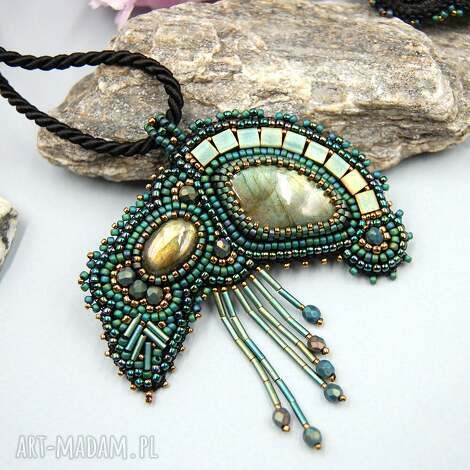 Asymetryczny naszyjnik lunula z labradorytami - handmade