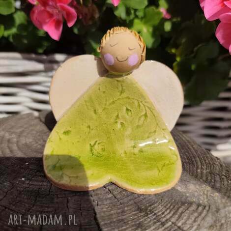 Ceramiczny aniołek z serduszkami - prezent handmade
