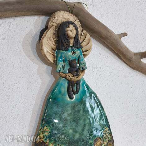 Anioł ceramiczny z kotkiem - wisząca dekoracja handmade 33x18 cm
