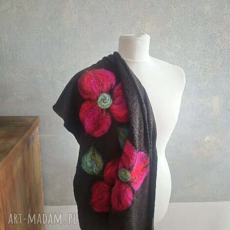 Czarna chusta handmade z wełny merynosów - elementy filcowane na chłodne dni