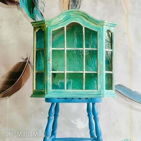 turkusowa witryna wisząca z półkami, oszklona, ręcznie postarzana, duszą