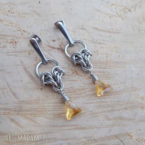 Kolczyki trójkąciki cytrynu ze stali - delikatne chainmaille na sztyftach 4,5 cm