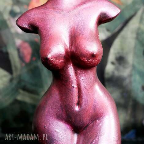 Czerwona figurka kobiety z gipsu - rzeźba 10 cm, ręcznie robiona dekoracja art-Madam.pl